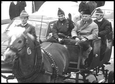 Edgar Eckert (2. von links), Deutscher Meister über 15 km, Vizemeister über 30 km, beim Triumphzug durch Fichtelberg-Neubau (1970)